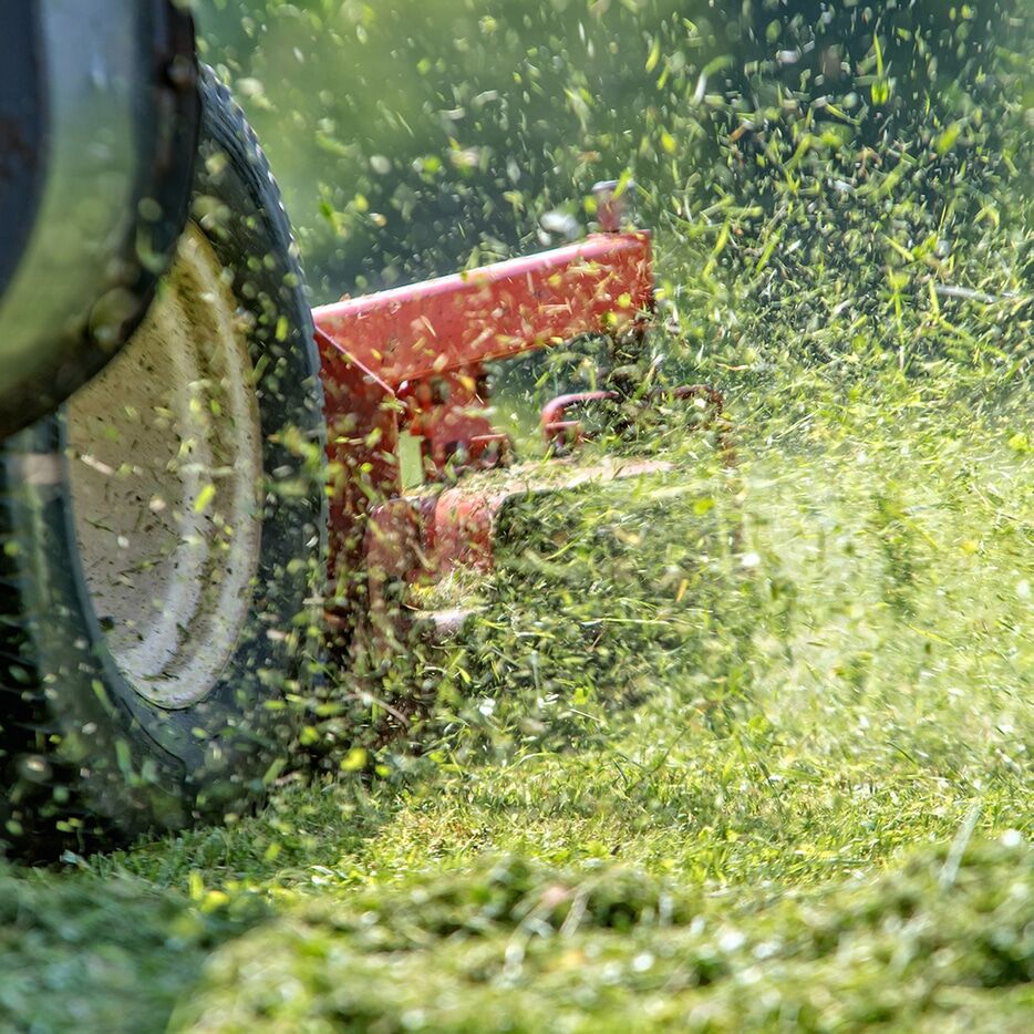 4 Ways Russell Lawn Maintenance Can Help You